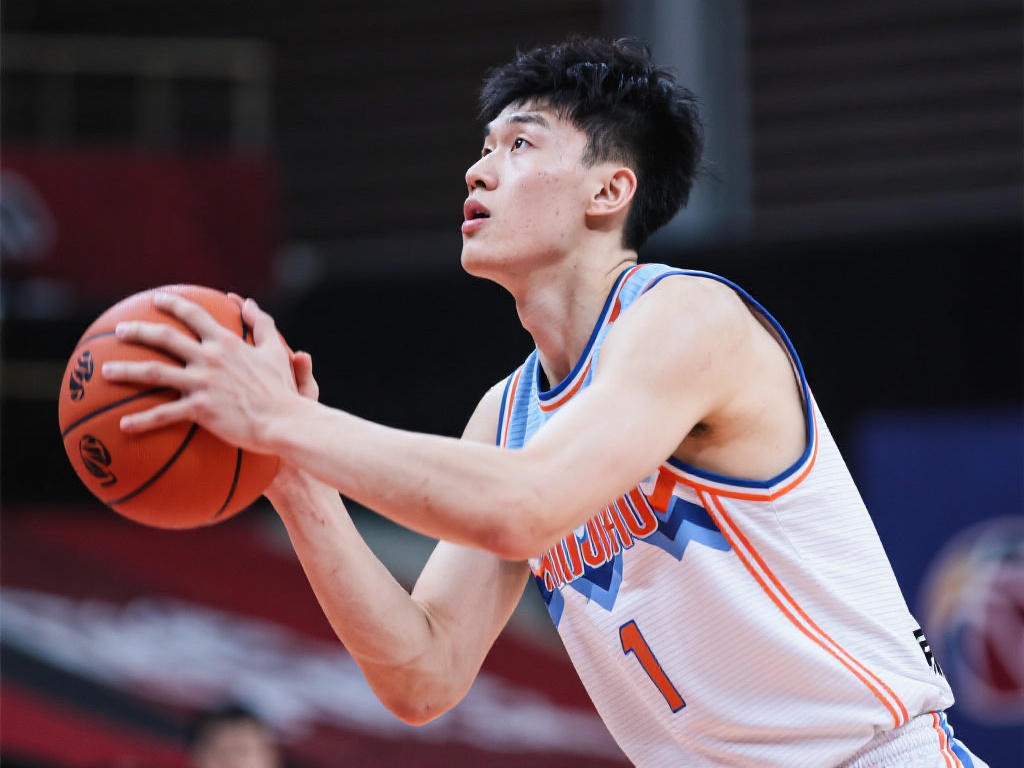 “阿兰青岛德比谢场感动瞬间，妻子视角展现融入青岛生活的点滴”